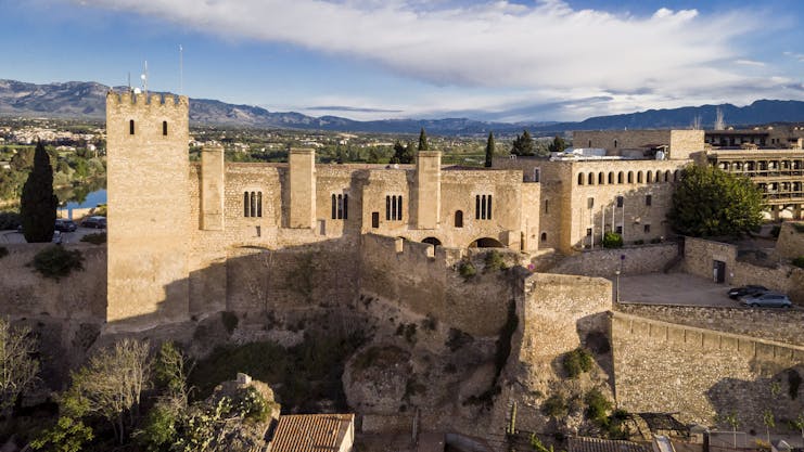 parador de tortosa exterior view of historic battlements