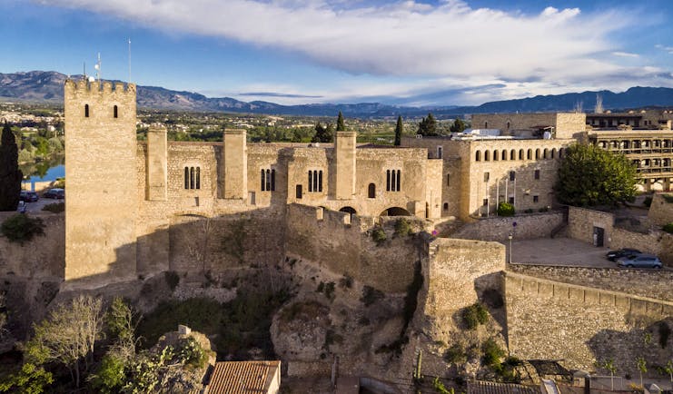 parador de tortosa exterior view of historic battlements