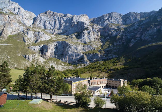 Parador de Fuente De Green Spain exterior hotel building at foot of mountains