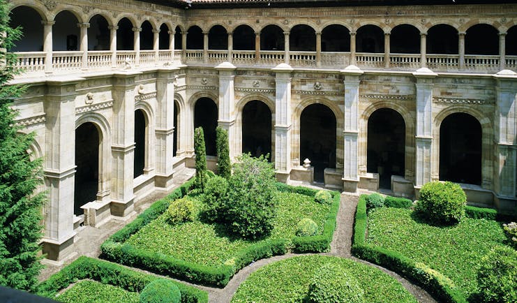 Parador de Leon Green Spain courtyard greenery ornate architecture colonnades