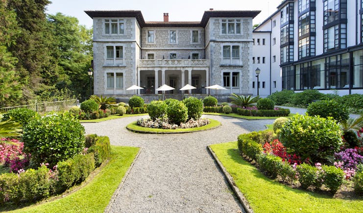parador de limpias exterior, hotel building, gardens with lawns and shrubs, traditional architecture