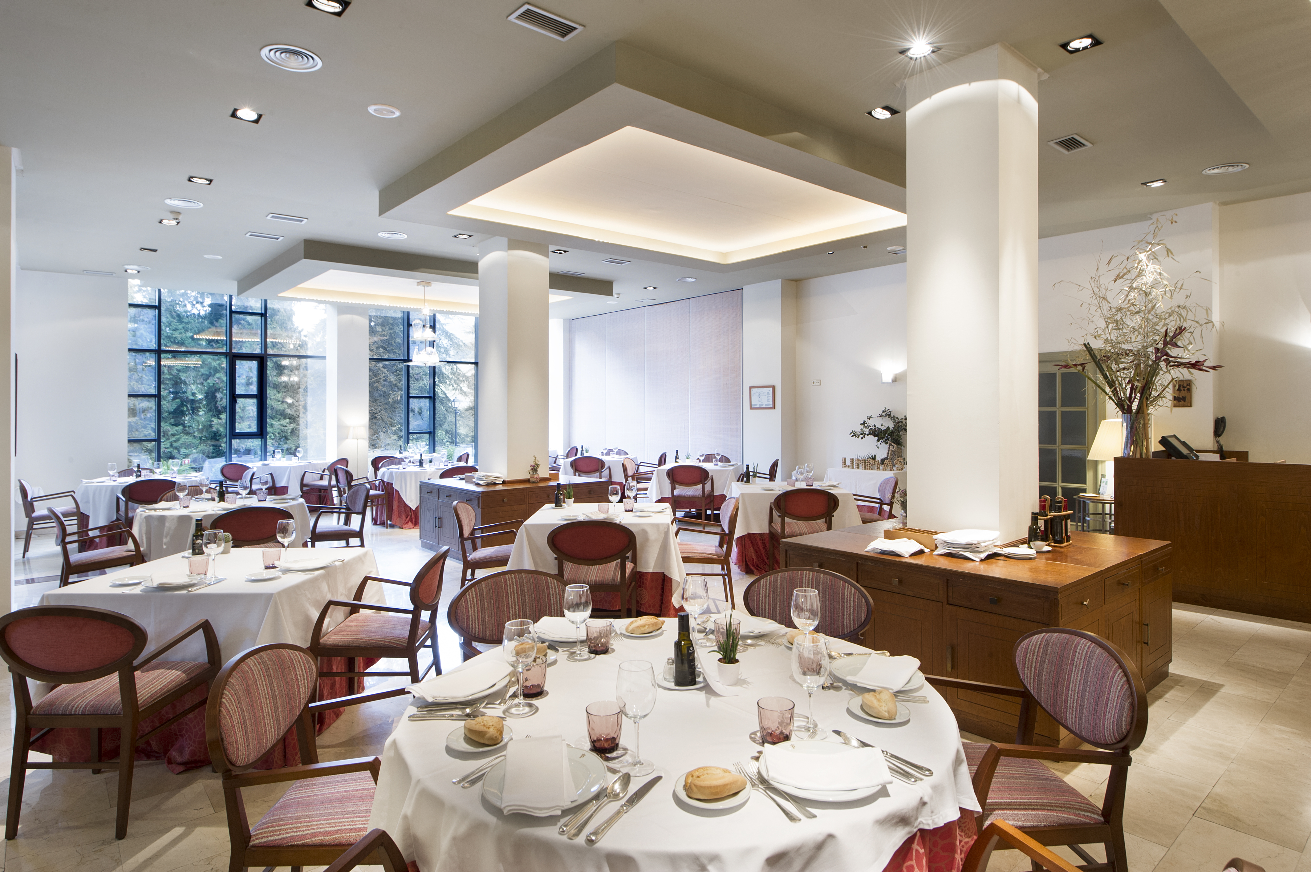 parador de limpias restaurant, dining tables, chairs, modern decor