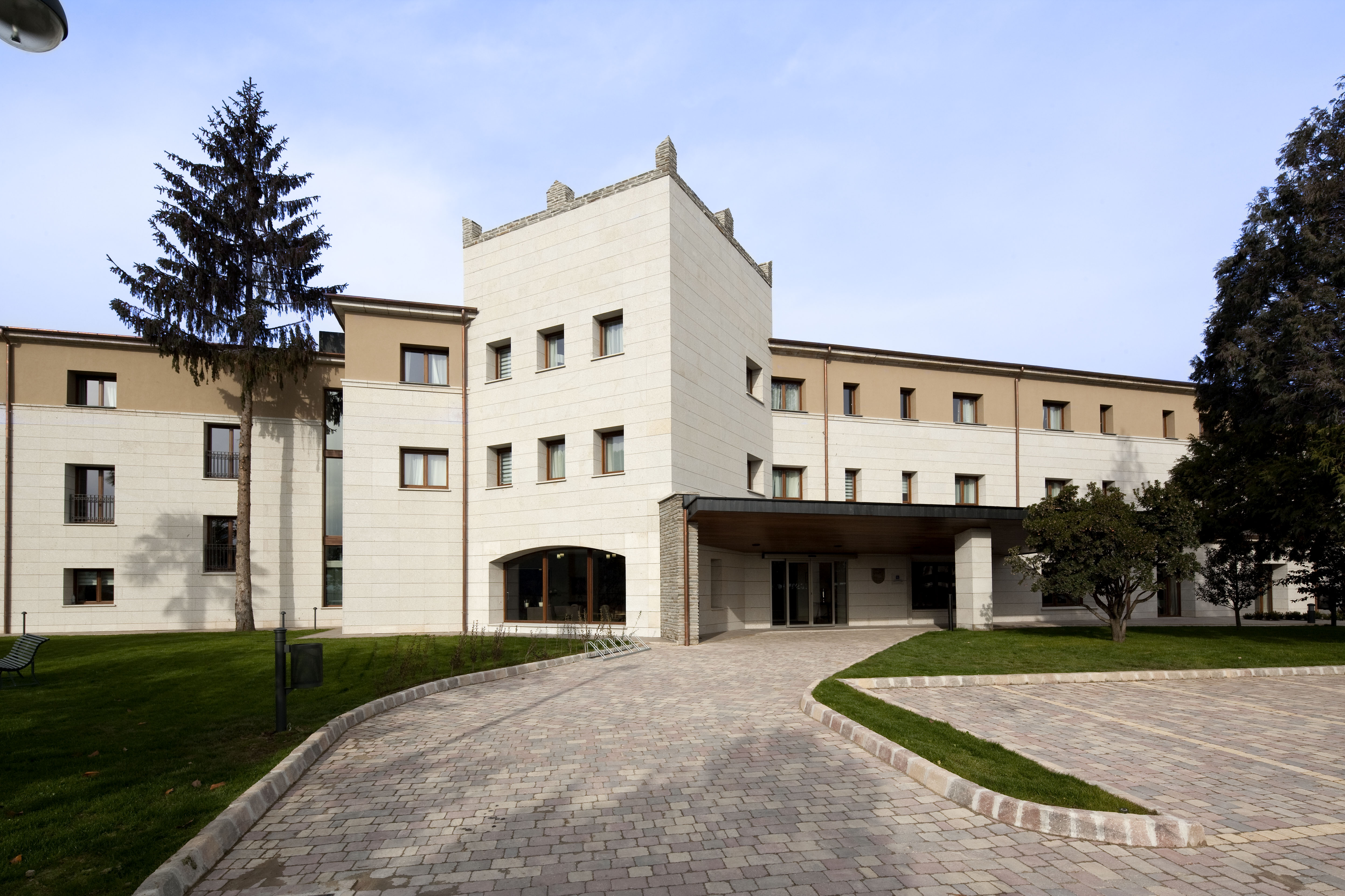 Parador de Villafranca del Bierzo exterior, hotel building, driveway