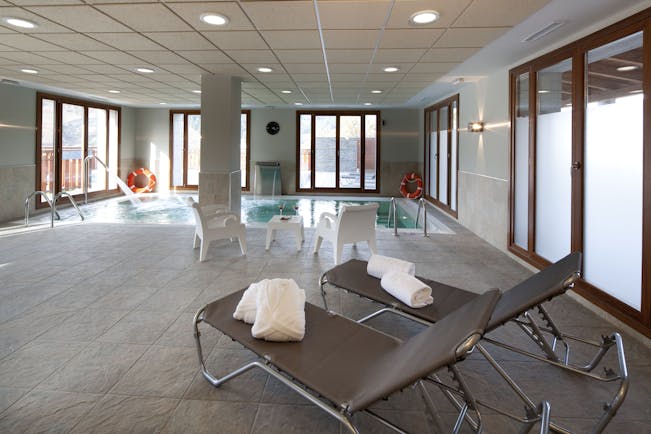 Parador de Villafranca del Bierzo indoor pool, loungers spa
