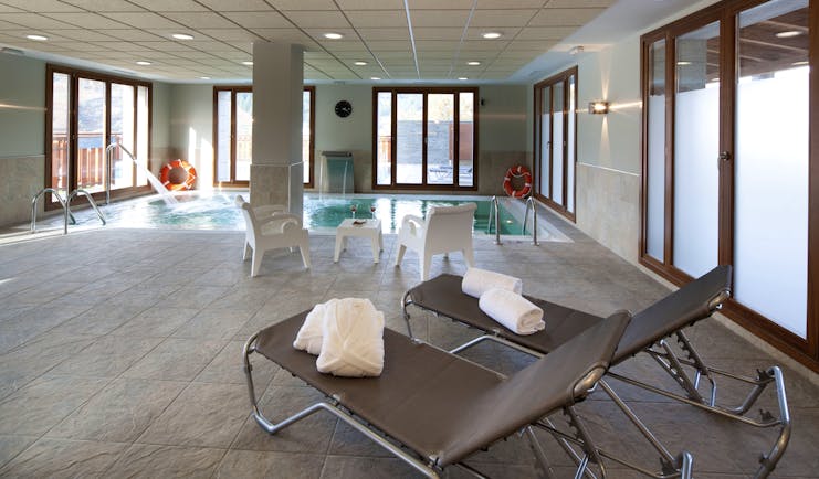 Parador de Villafranca del Bierzo indoor pool, loungers spa