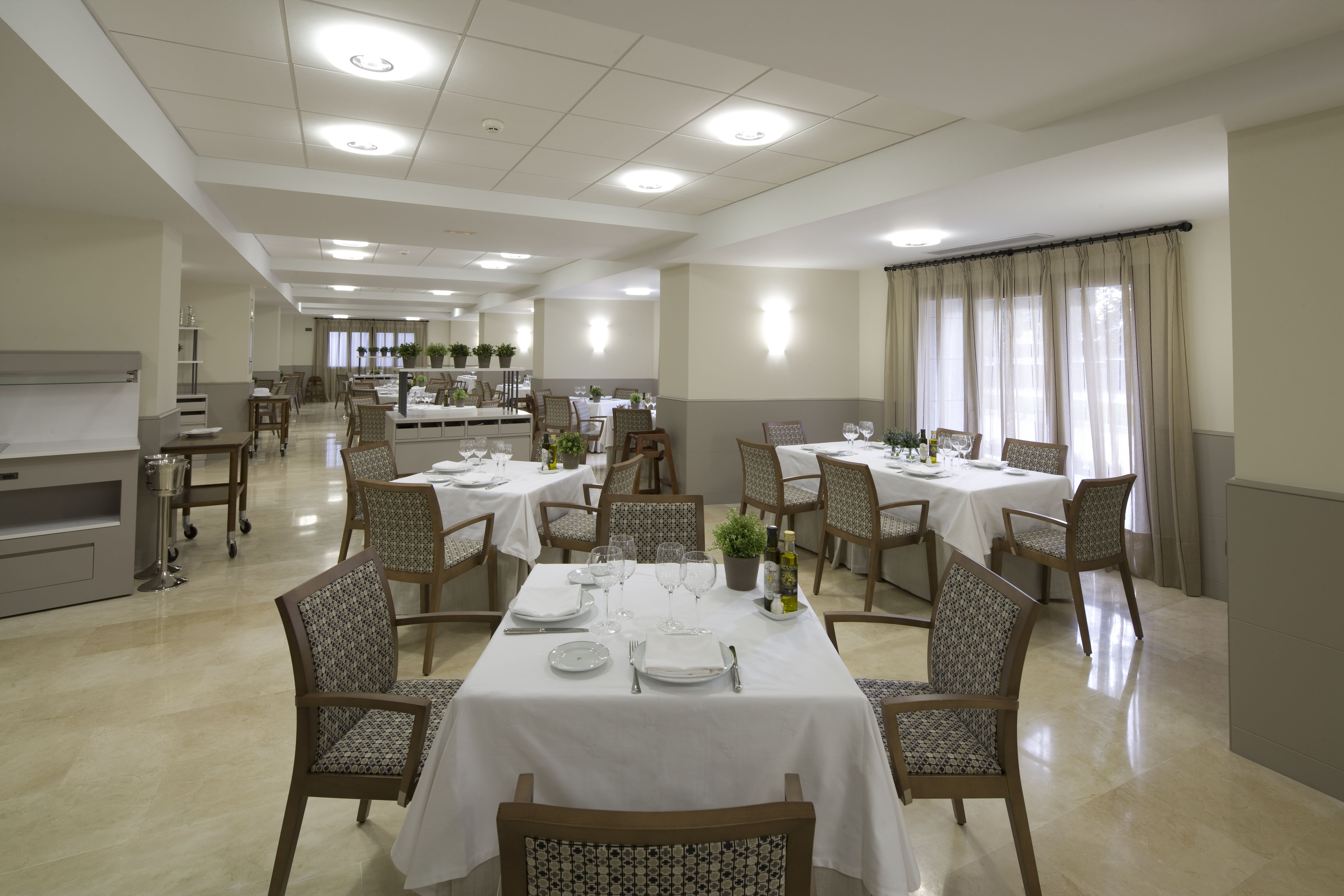 Parador de Villafranca del Bierzo restaurant, dining tables, chairs, modern decor