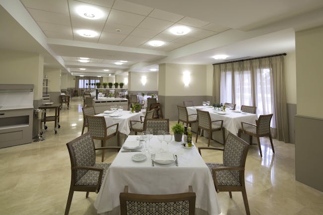Parador de Villafranca del Bierzo restaurant, dining tables, chairs, modern decor