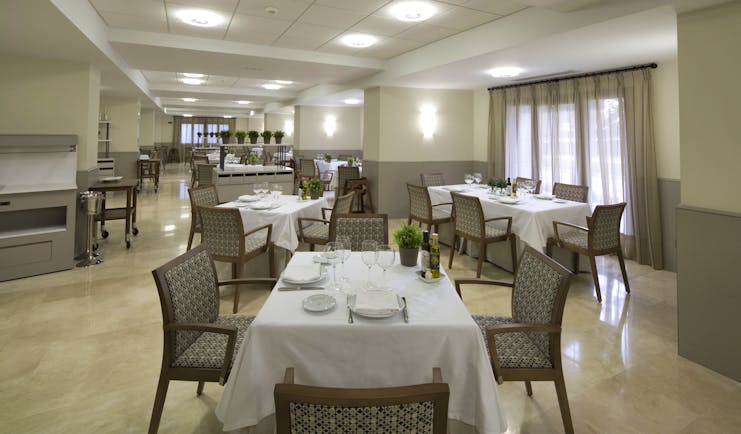Parador de Villafranca del Bierzo restaurant, dining tables, chairs, modern decor