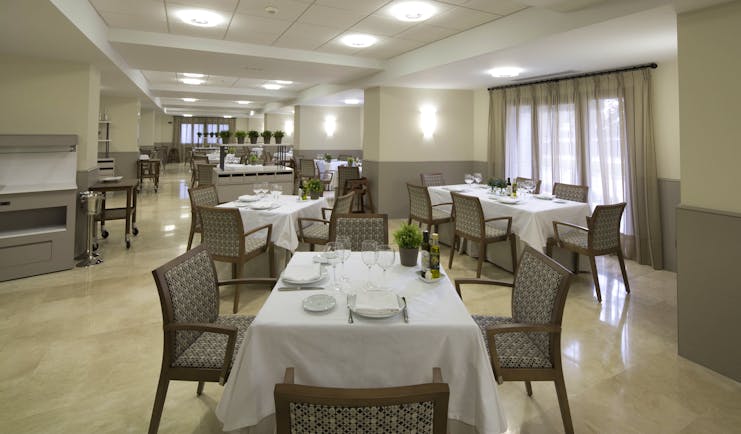 Parador de Villafranca del Bierzo restaurant, dining tables, chairs, modern decor