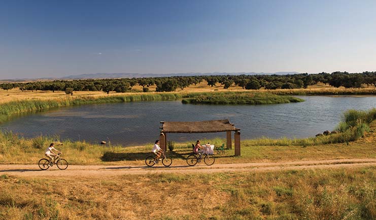 Hotel Valdepalacios Heart of Spain women riding bicycles through the countryside