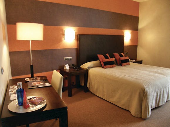 Palacio San Facundo Heart of Spain double guest room bed desk modern décor