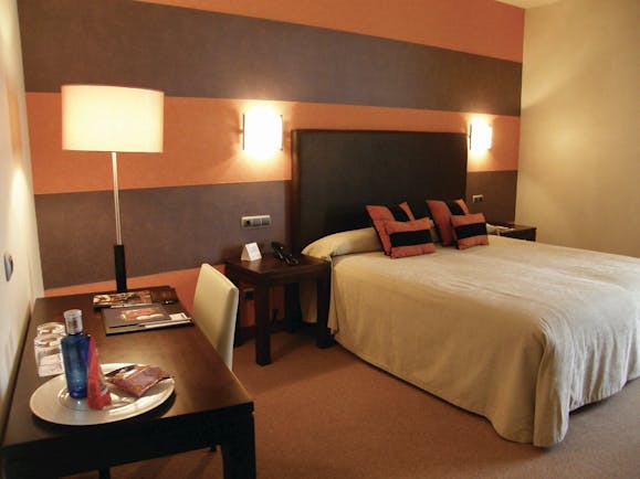 Palacio San Facundo Heart of Spain double guest room bed desk modern décor