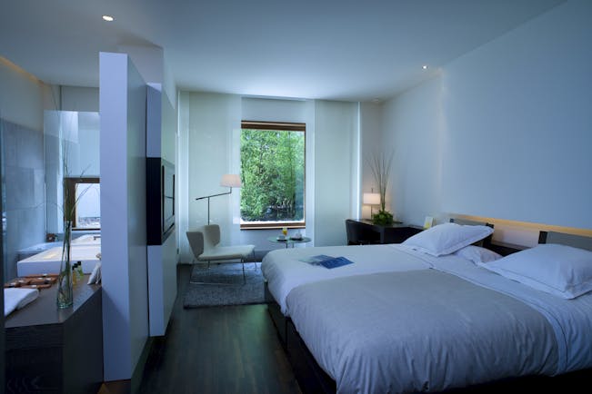 Parador de Alcala de Henares standard room, twin beds, modern decor