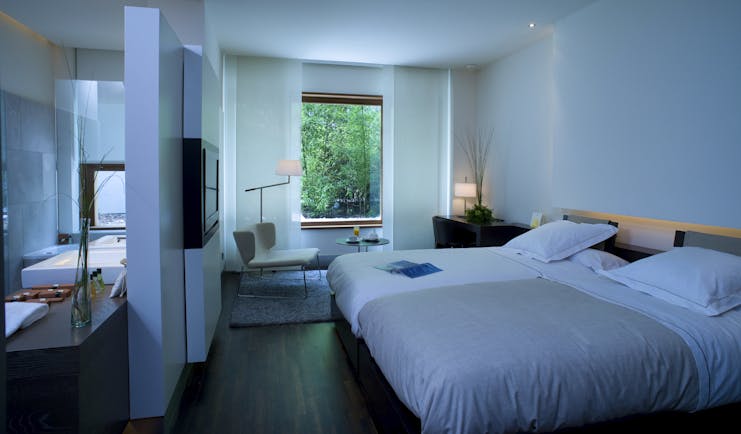 Parador de Alcala de Henares standard room, twin beds, modern decor