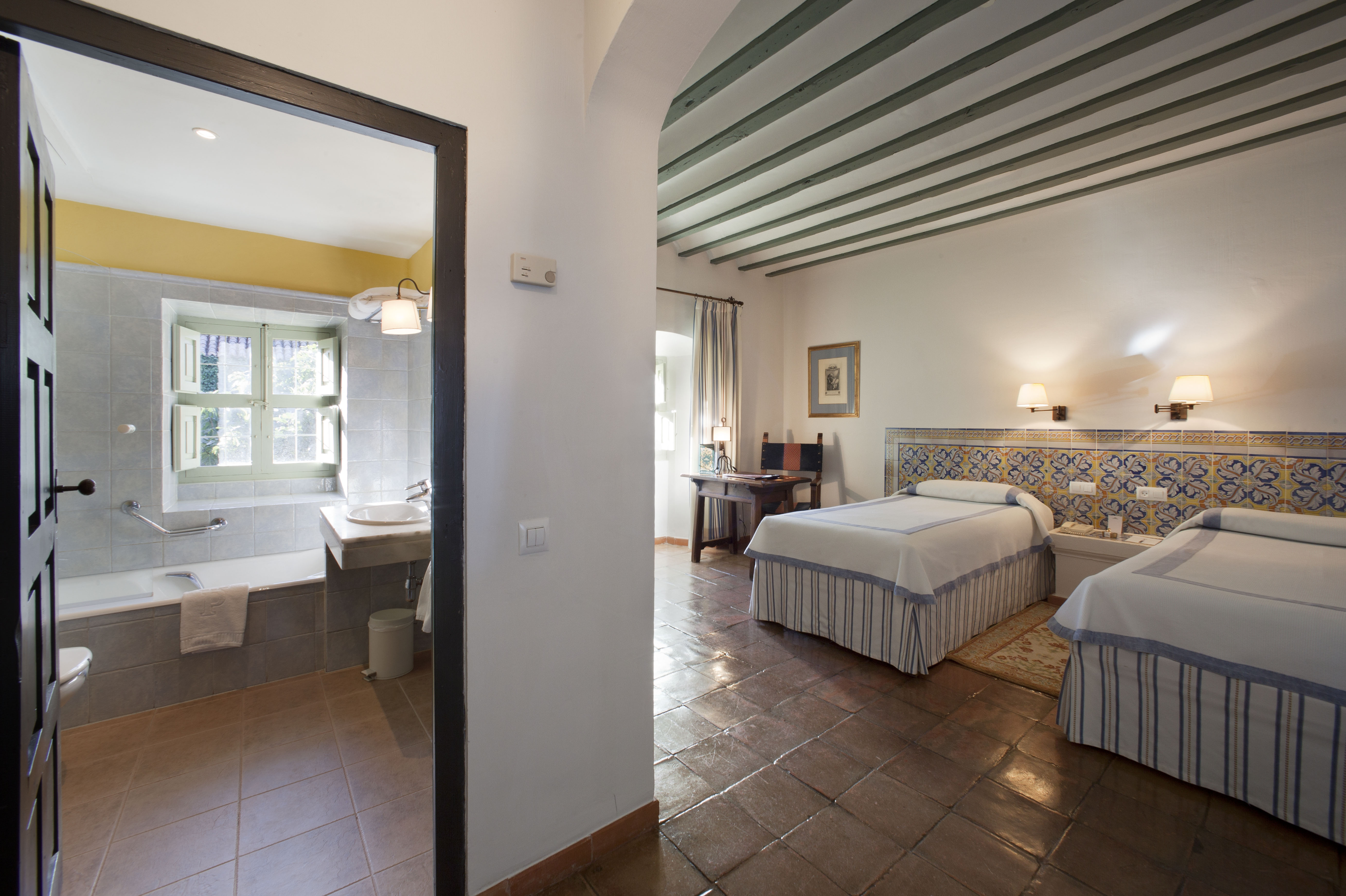 Parador de Almagro standard room, twin beds, en suite bathroom, traditional decor