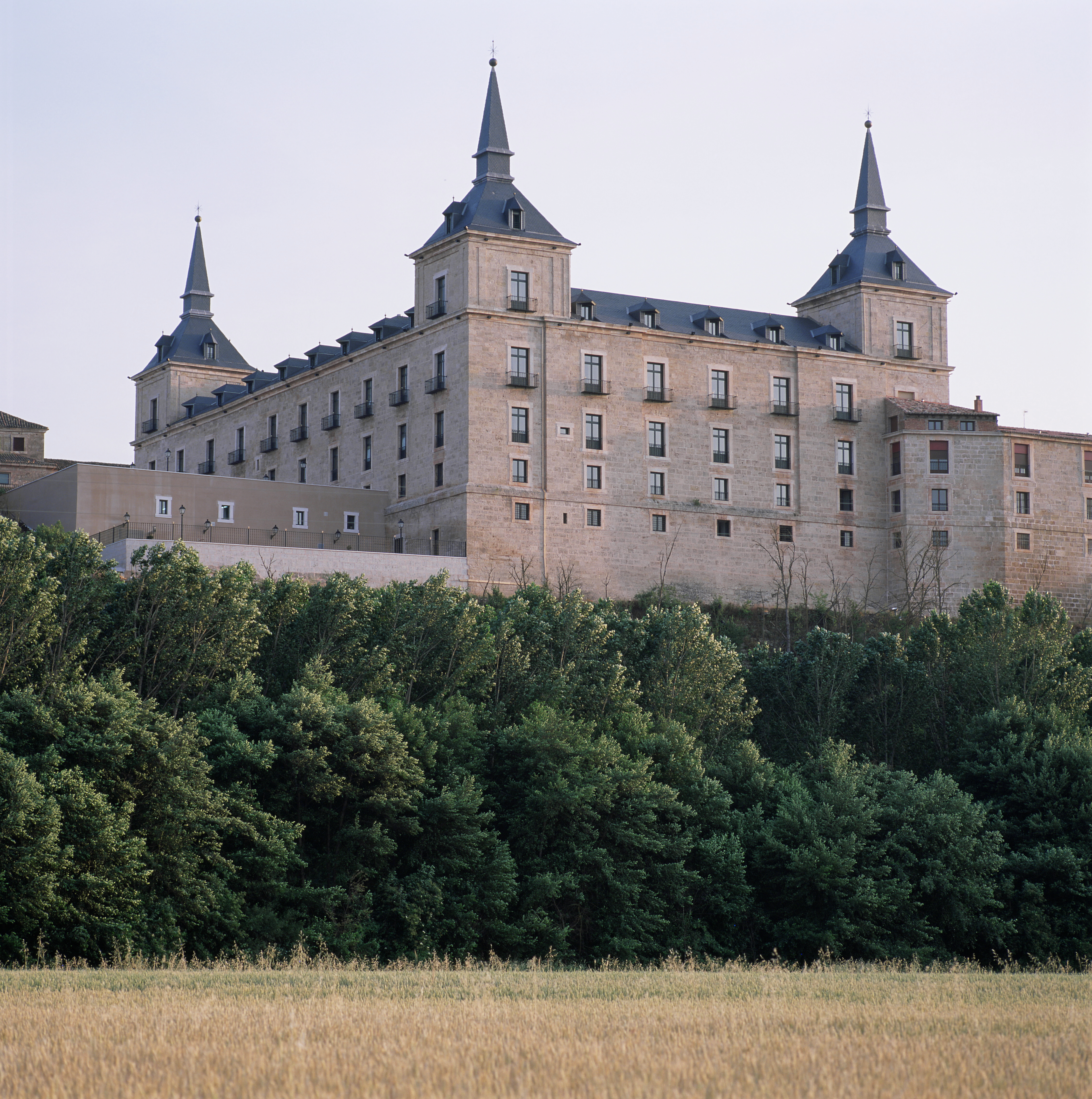 Parador de Lerma exterior, hotel building, traditional architecture
