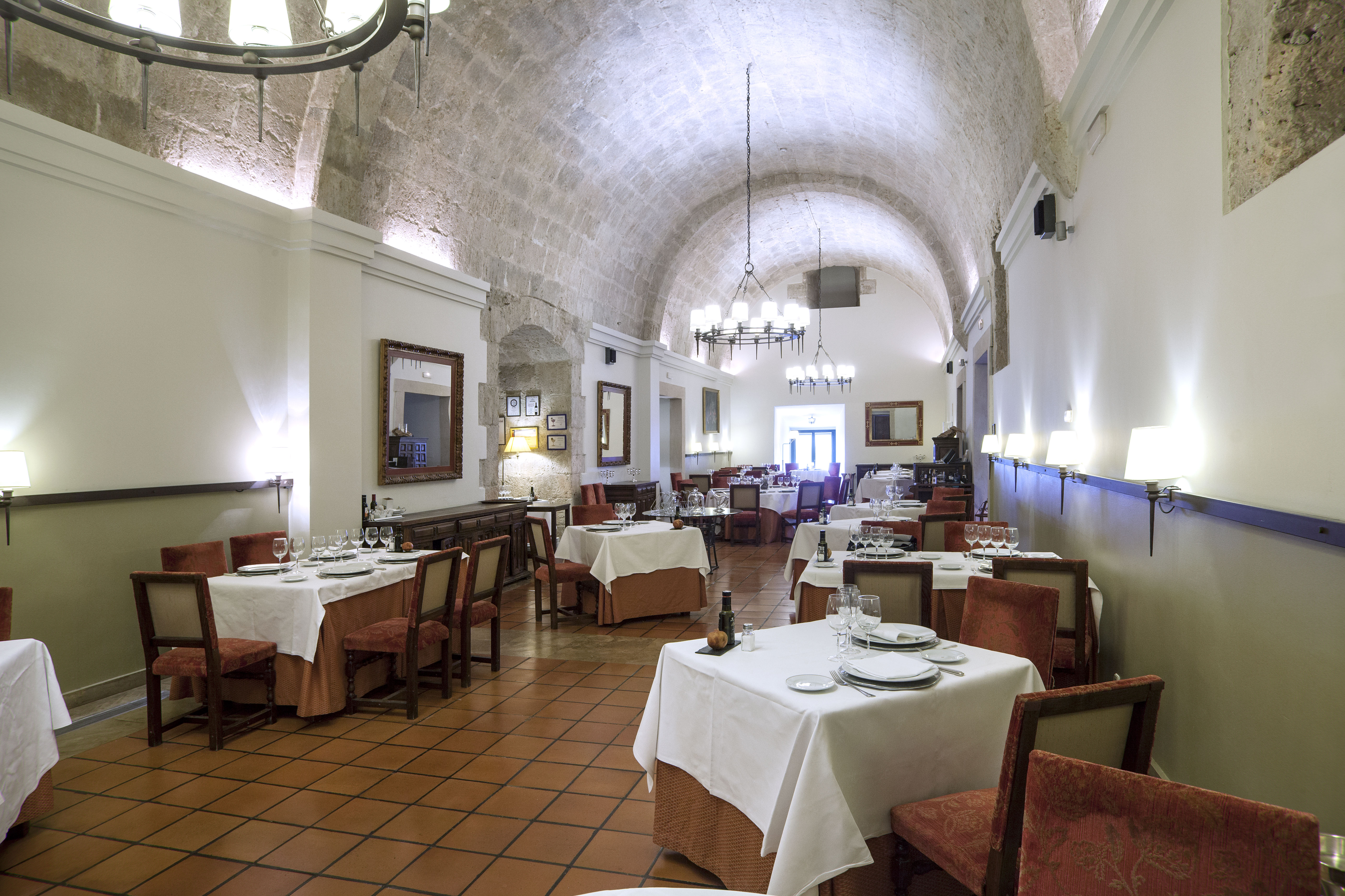 Parador de Lerma restaurant, traditional architecture, tables and chairs