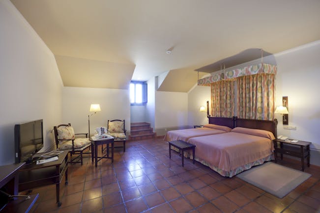 Parador de Lerma standard room, twin beds, traditional decor