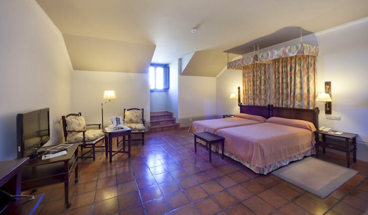 Parador de Lerma standard room, twin beds, traditional decor