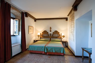 Twin room with two single beds, bed side tables and window