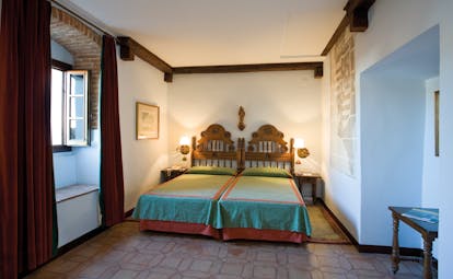 Twin room with two single beds, bed side tables and window