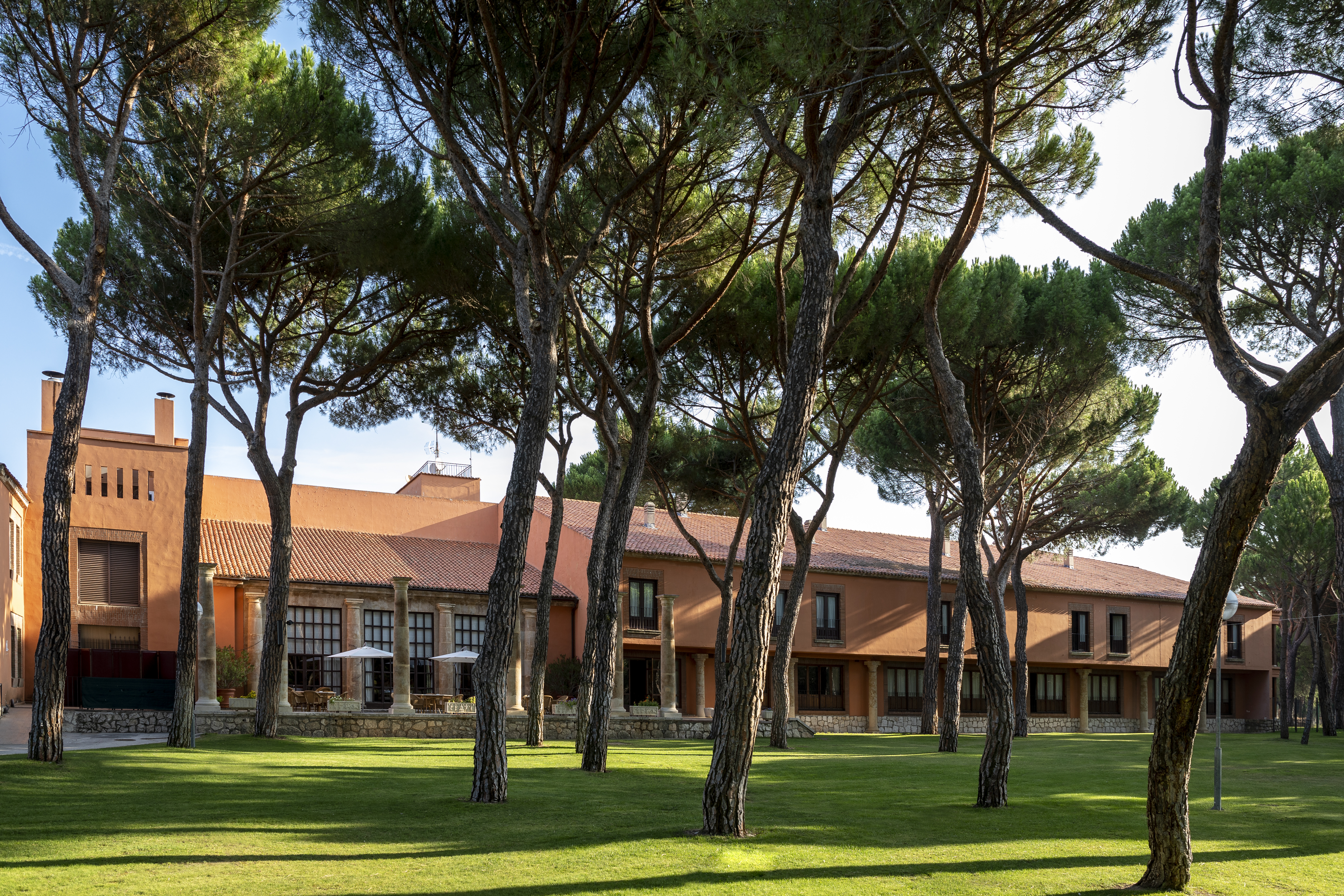 Parador de Tordesillas gardens, hotel building, trees, lawn