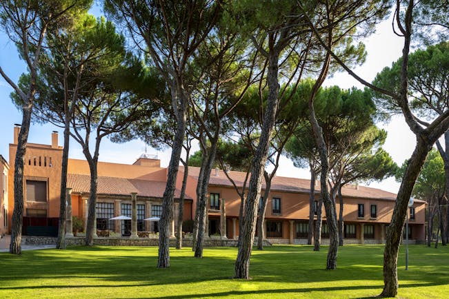 Parador de Tordesillas gardens, hotel building, trees, lawn