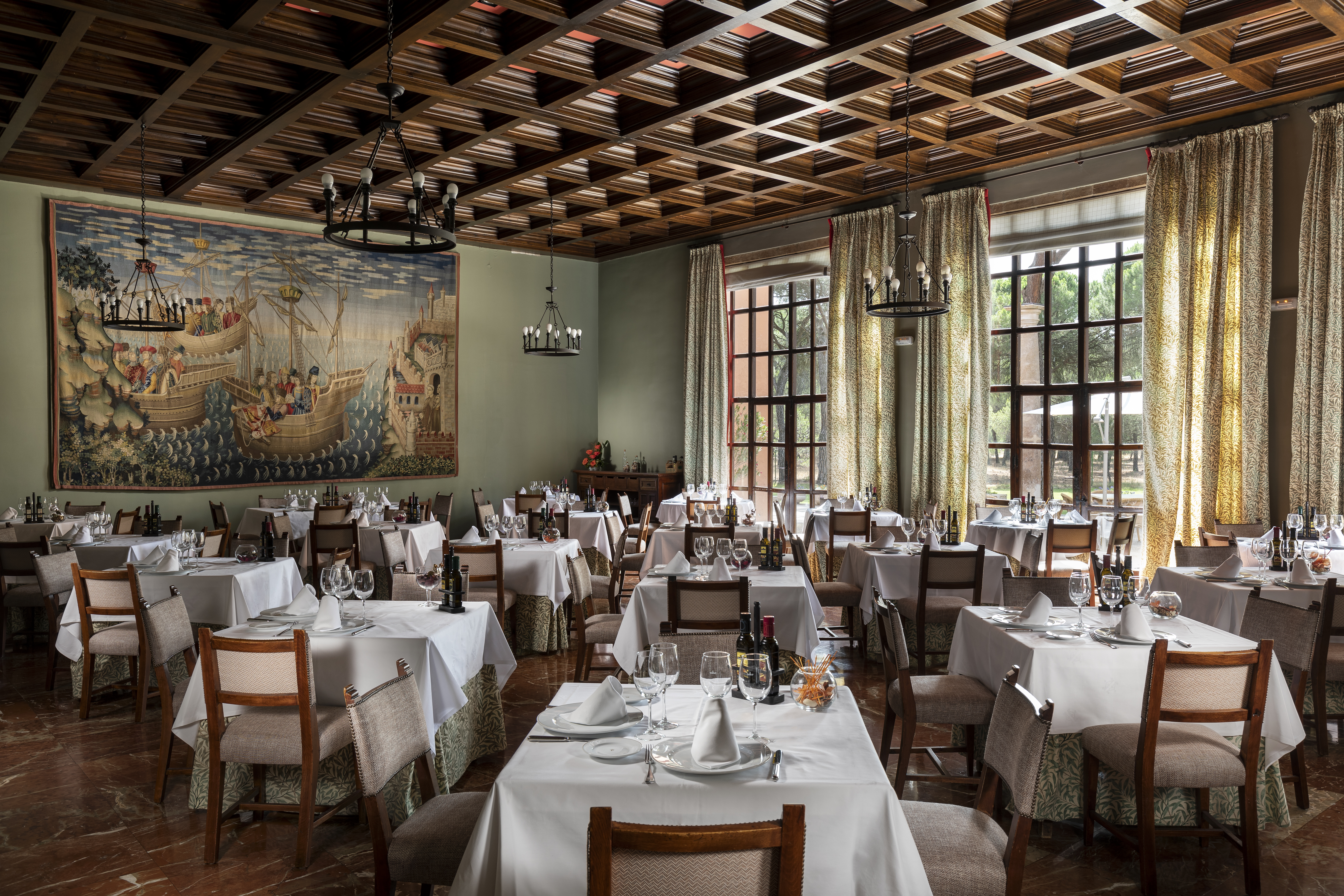 Parador de Tordesillas restaurant, chairs and tables, painting, traditional decor