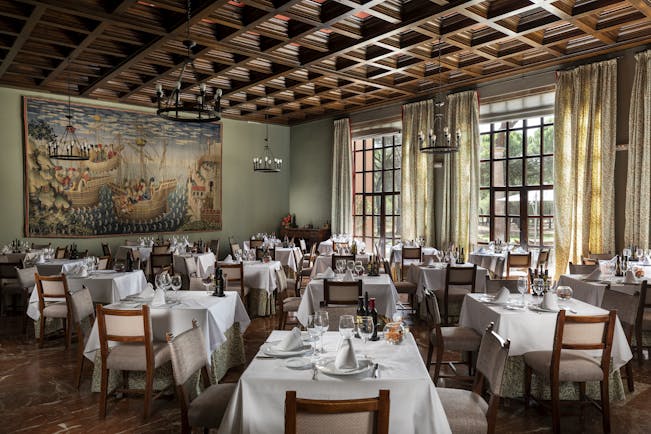 Parador de Tordesillas restaurant, chairs and tables, painting, traditional decor