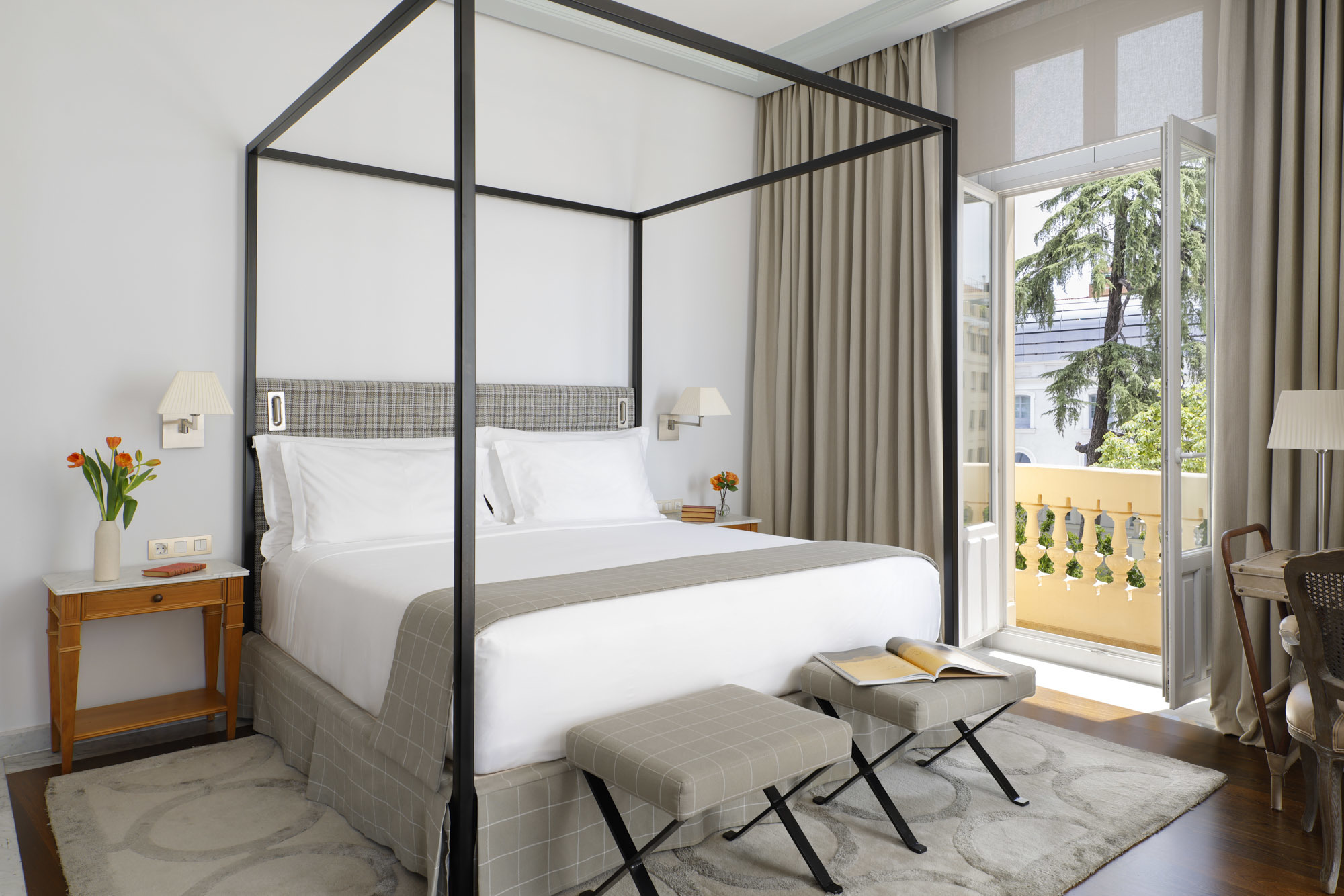 Hotel Urso Junior Suite Vista Palacio, with modern four-poster bed and grey and white colour scheme