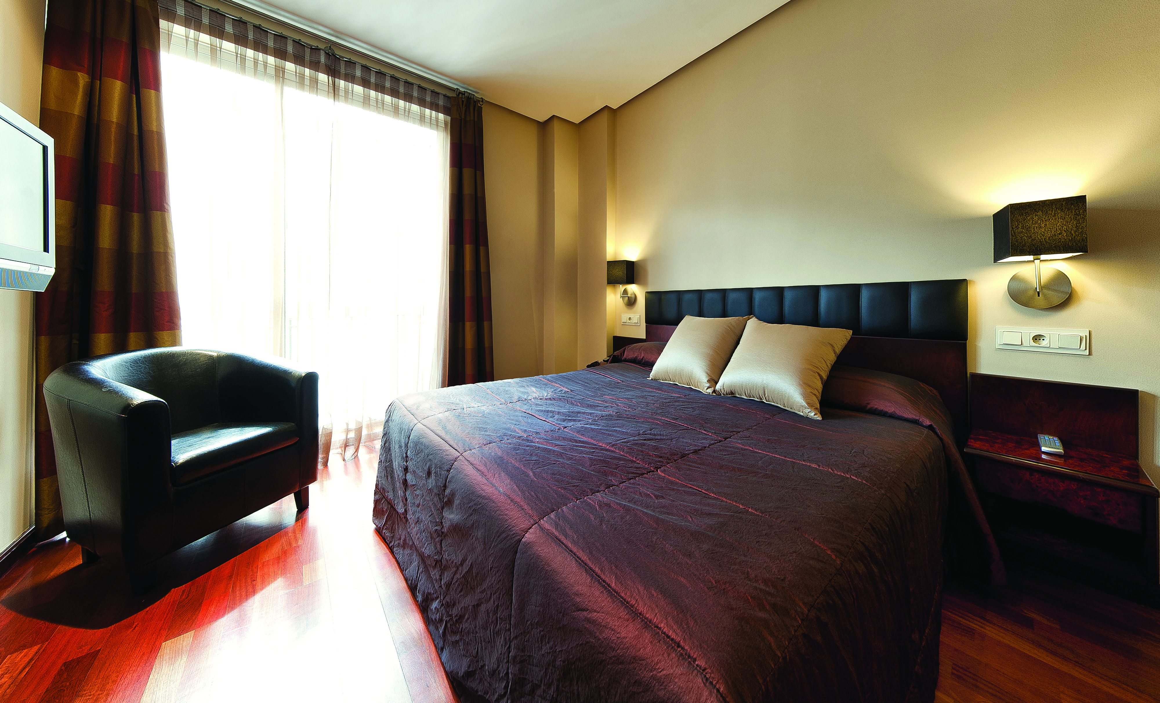 Villa Real Madrid junior suite bedroom bed armchair modern décor