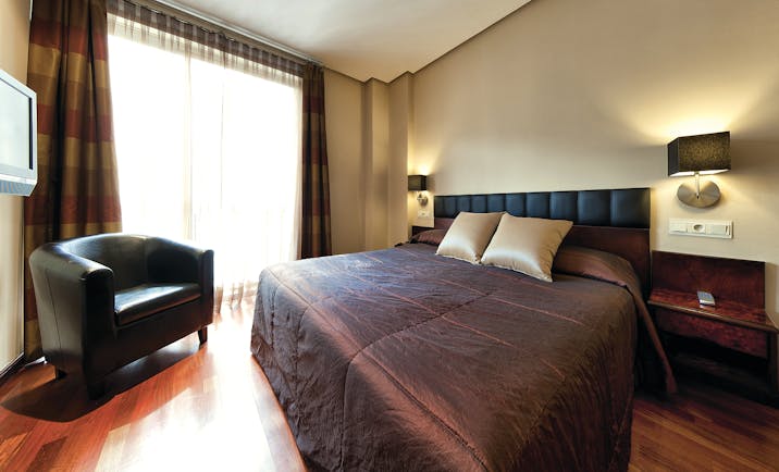 Villa Real Madrid junior suite bedroom bed armchair modern décor