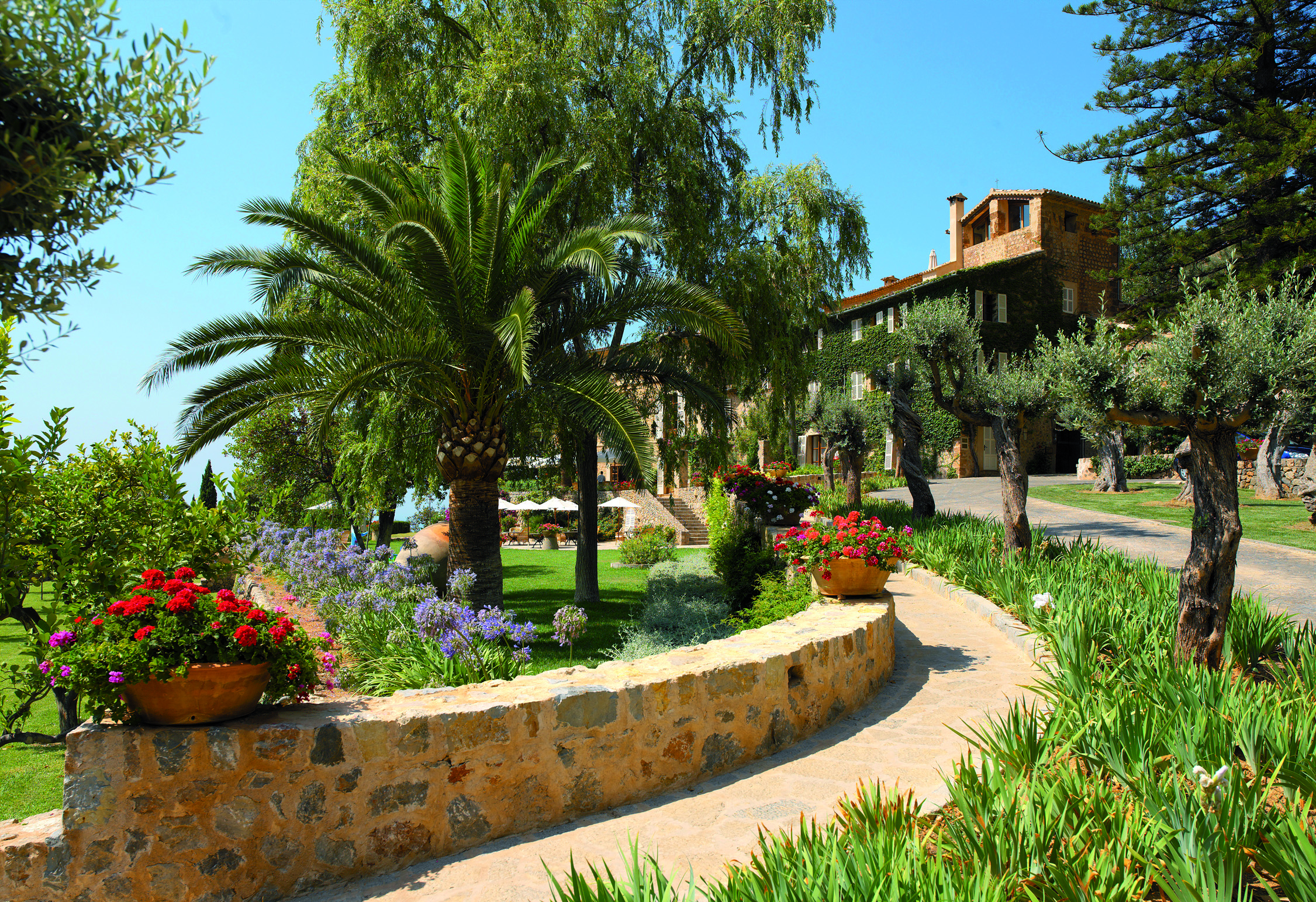 Belmond la Residencia Mallorca garden entrance path to hotel through gardens 
