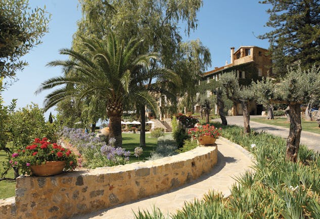 Belmond la Residencia Mallorca garden entrance path to hotel through gardens 