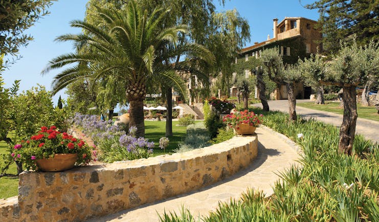 Belmond la Residencia Mallorca garden entrance path to hotel through gardens 