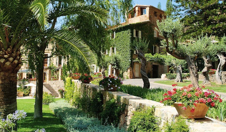 Belmond la Residencia Mallorca gardens hotel covered in foliage and gardens with palms and flowers
