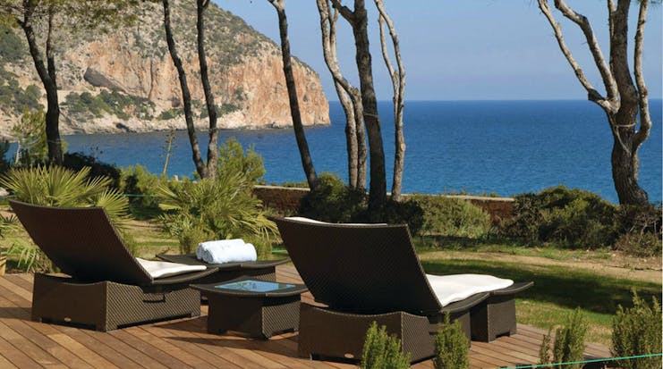 Hotel can Simoneta Mallorca terrace loungers overlooking the sea