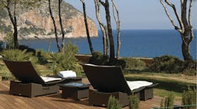 Hotel can Simoneta Mallorca terrace loungers overlooking the sea