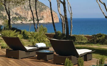Hotel can Simoneta Mallorca terrace loungers overlooking the sea