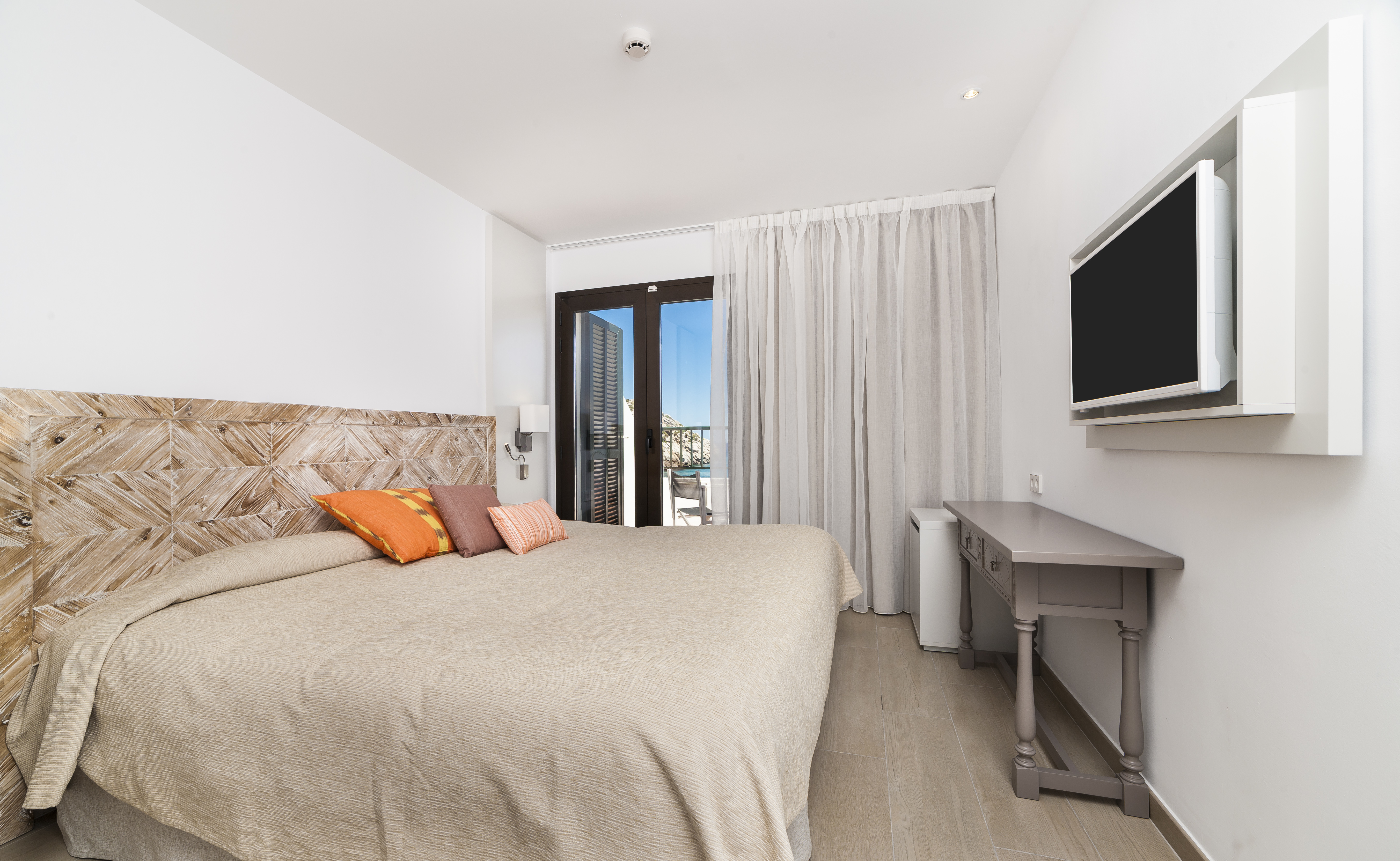 Hotel Hoposa Niu Sea View room with neutral decor