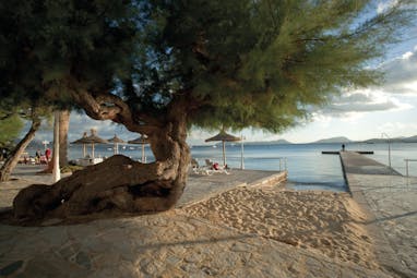 Hotel Illa d'Or Mallorca beach terrace sand small wooden pier