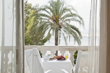 Hotel Illa d'Or Mallorca breakfast terrace dining overlooking the sea palm tree