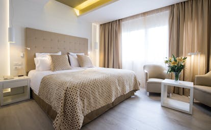 Hotel Illa d'Or Mallorca double bedroom bed armchairs modern décor