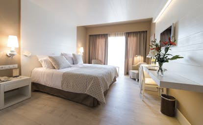 Hotel Illa d'Or Mallorca double room bed desk armchairs modern décor