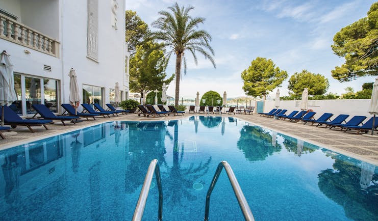Hotel Illa d'Or Mallorca pool sun loungers palm trees