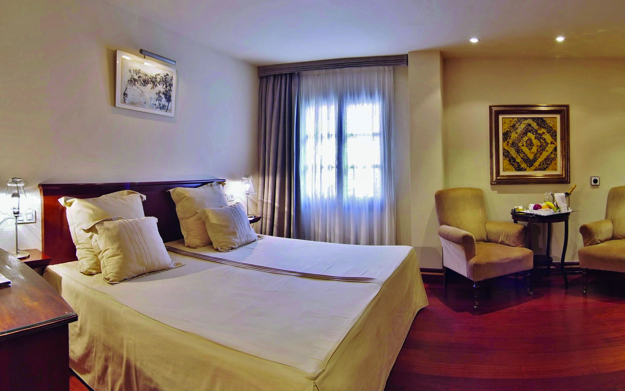 Hotel Palacio Ca Sa Galesa Mallorca double guestroom beds armchairs traditional décor