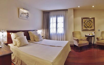 Hotel Palacio Ca Sa Galesa Mallorca double guestroom beds armchairs traditional décor