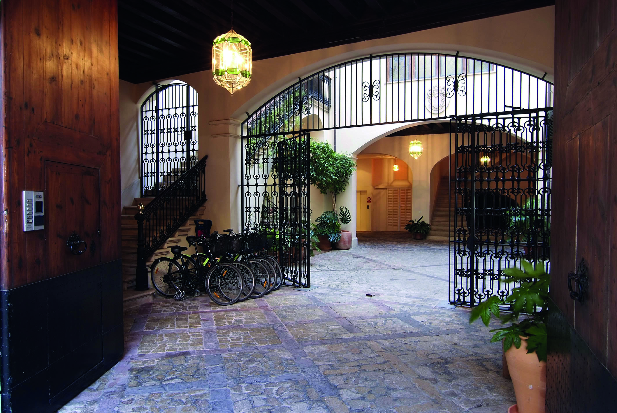 Hotel Palacio Ca Sa Galesa Mallorca entrance iron gates courtyard