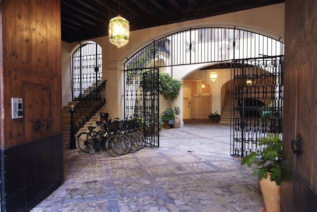 Hotel Palacio Ca Sa Galesa Mallorca entrance iron gates courtyard