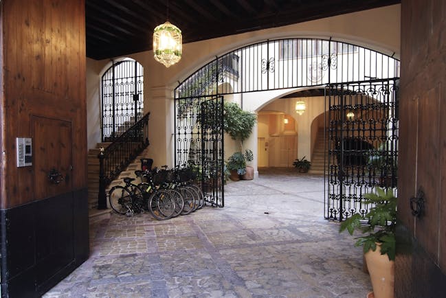 Hotel Palacio Ca Sa Galesa Mallorca entrance iron gates courtyard